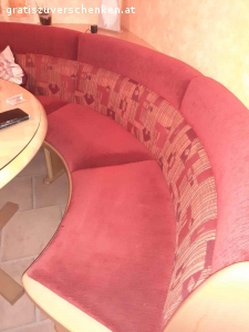 Esstisch inkl. Eckbank und 3 Sesseln. Esstisch inkl. Eckbank und 3 Sesseln
Tisch - 1,50m x 1,10m oval mit einer abgerundeten Ecke
Bank - passend zum Tisch mit rotem bzw rotgemustertem Stoff
2,65m x 2,20m
3 passende Sessel