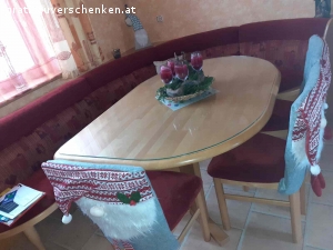 Esstisch inkl. Eckbank und 3 Sesseln. Esstisch inkl. Eckbank und 3 Sesseln
Tisch - 1,50m x 1,10m oval mit einer abgerundeten Ecke
Bank - passend zum Tisch mit rotem bzw rotgemustertem Stoff
2,65m x 2,20m
3 passende Sessel