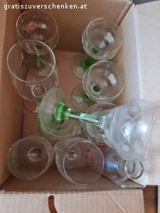 Flohmarkt. Allerhand Krimskrams zu verschenken: Kaffeeservice, Gläser, Gummistiefel etc.
Nur als 