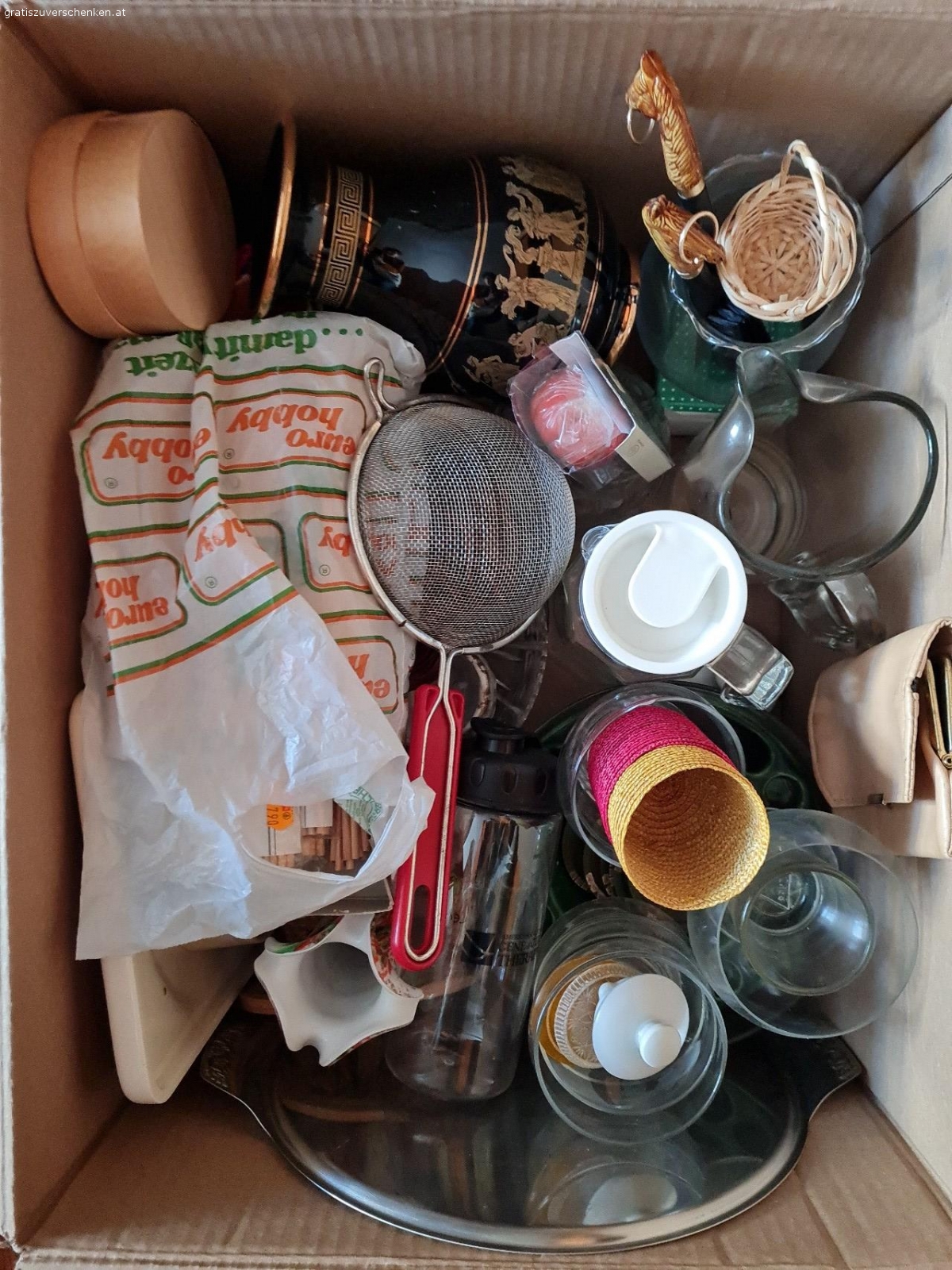 Flohmarkt. Allerhand Krimskrams zu verschenken: Kaffeeservice, Gläser, Gummistiefel etc.
Nur als 