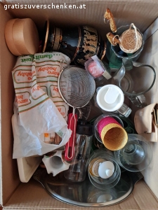 Flohmarkt. Allerhand Krimskrams zu verschenken: Kaffeeservice, Gläser, Gummistiefel etc.
Nur als 