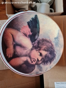 Flohmarkt. Allerhand Krimskrams zu verschenken: Kaffeeservice, Gläser, Gummistiefel etc.
Nur als 