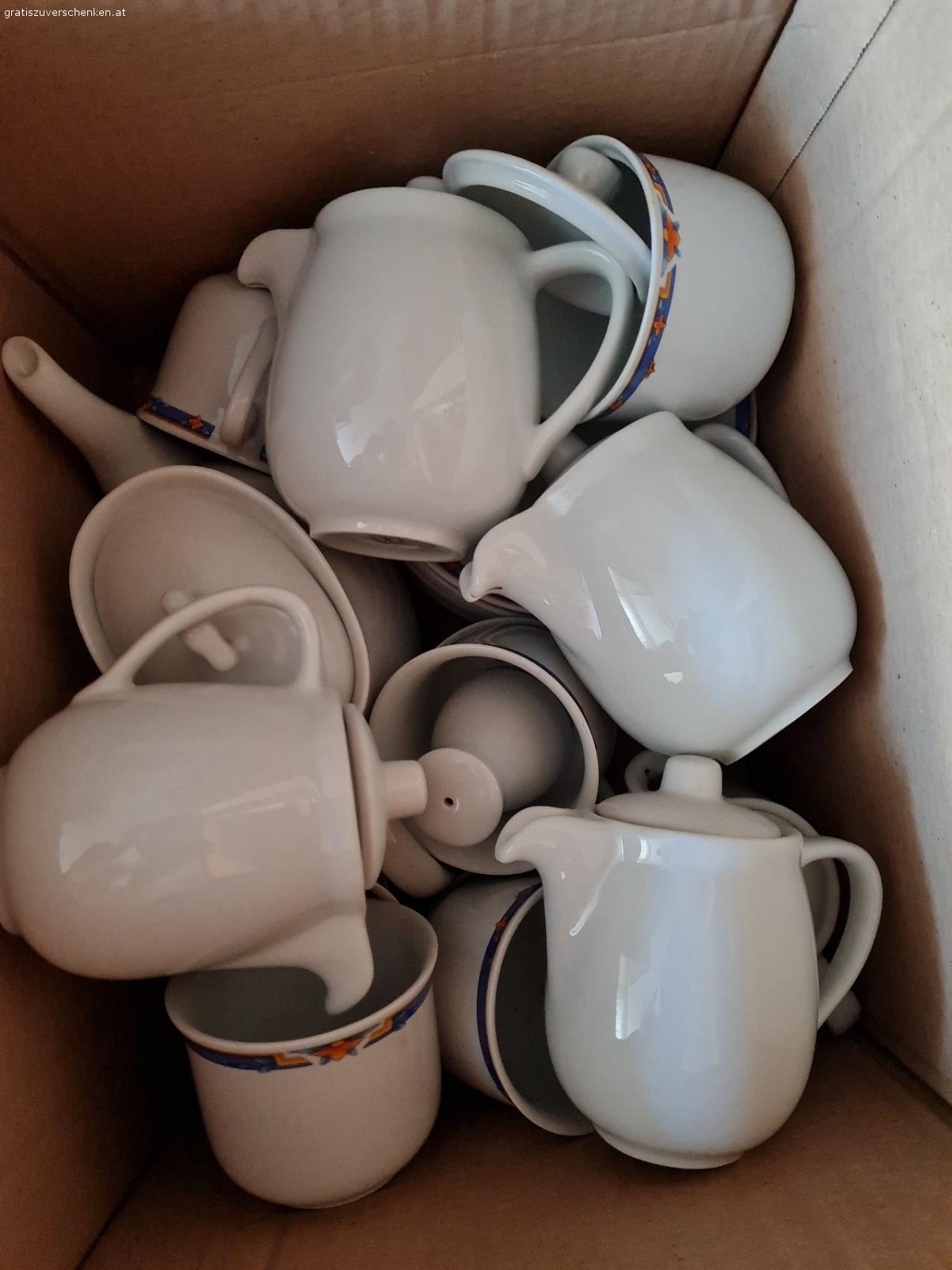 Flohmarkt. Allerhand Krimskrams zu verschenken: Kaffeeservice, Gläser, Gummistiefel etc.
Nur als 