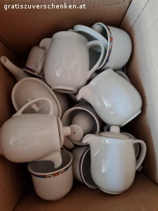 Flohmarkt. Allerhand Krimskrams zu verschenken: Kaffeeservice, Gläser, Gummistiefel etc.
Nur als 