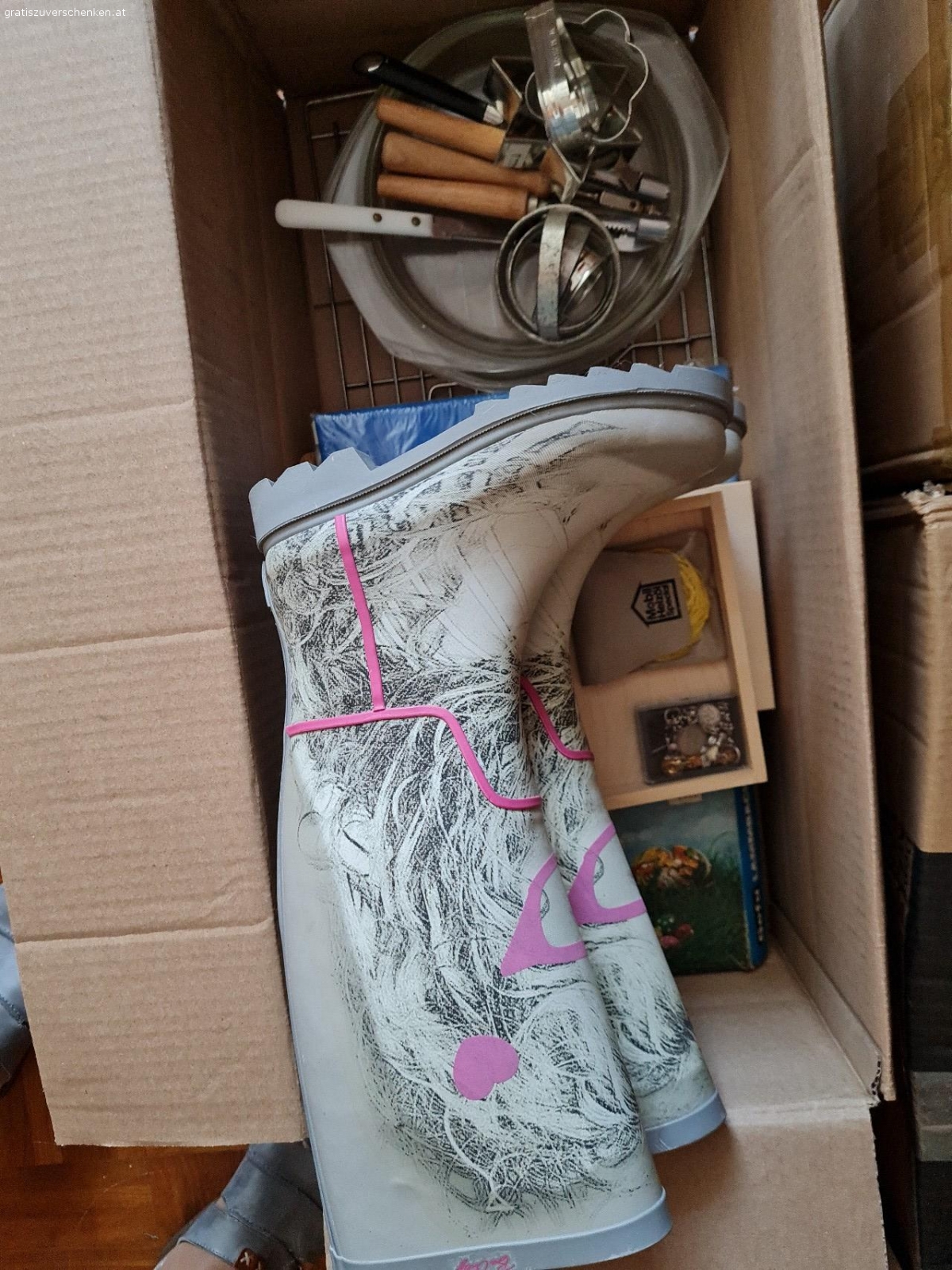 Flohmarkt. Allerhand Krimskrams zu verschenken: Kaffeeservice, Gläser, Gummistiefel etc.
Nur als 