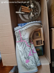 Flohmarkt. Allerhand Krimskrams zu verschenken: Kaffeeservice, Gläser, Gummistiefel etc.
Nur als 