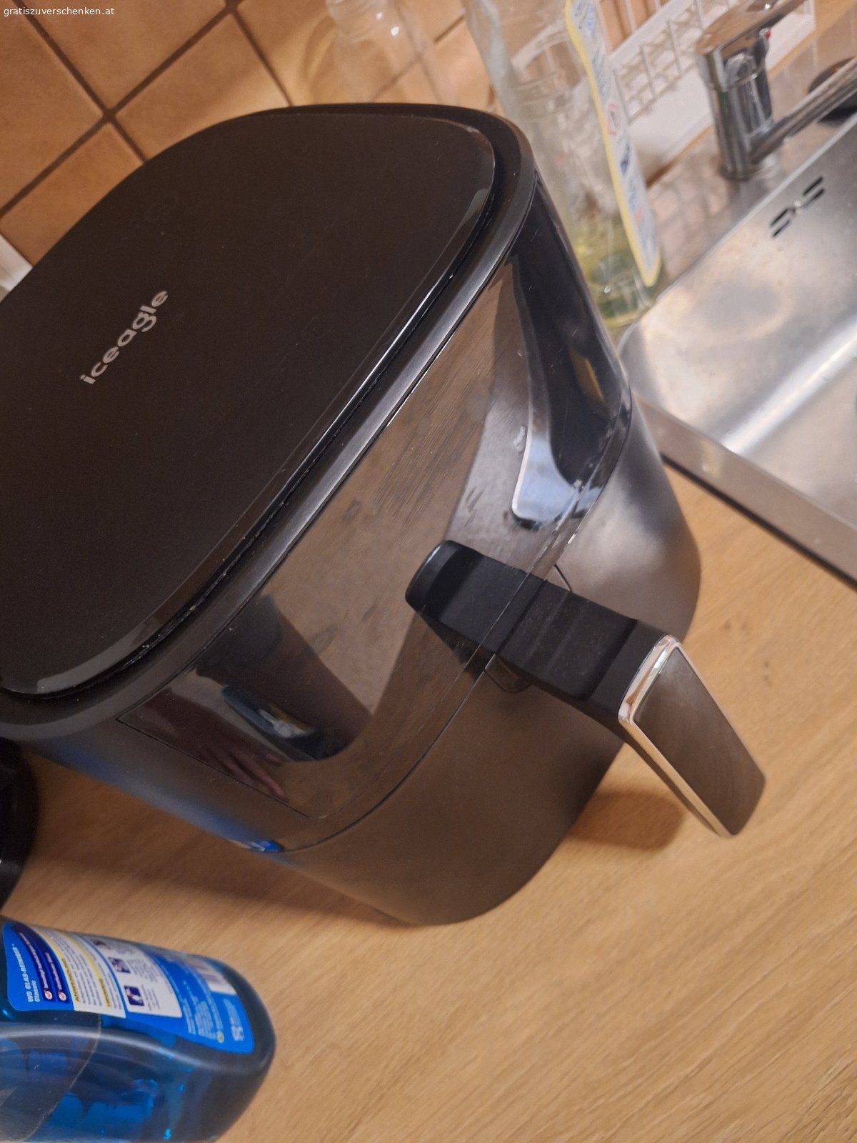 HEISSLUFTFRITTEUSE gebraucht. Die Heissluftfritteuse  Funktionier sie hat aber einige Kratzer. Es ist zu verschenken. Verwendung  auf eigene Verantwortung/Gefahr!. OHNE GARANTIE Selbstabholung  in Gratkorn
