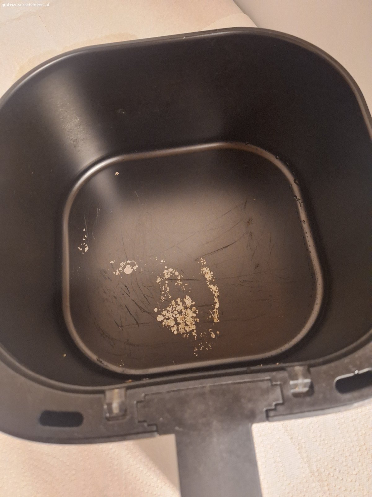 HEISSLUFTFRITTEUSE gebraucht. Die Heissluftfritteuse  Funktionier sie hat aber einige Kratzer. Es ist zu verschenken. Verwendung  auf eigene Verantwortung/Gefahr!. OHNE GARANTIE Selbstabholung  in Gratkorn