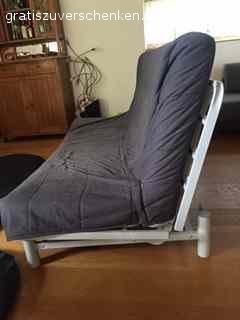 IKEA Bett/Sofa Bedding. Wir haben ein neues Sofa und geben unser altes Ikea Sofa  her.

Es ist aufklappbar zu einem Bett, 200 Länge x65 Sitztiefe x65 Sitzlehne, das Gestell und der Lattenrost sind intakt, der blaue Bezug ist abnehmbar und waschbar. Daher ist er ausgewaschen. Sonst ist das Sofa in einem guten Zustand.

Gegen Selbstabholung kannst du es haben