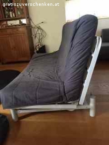 IKEA Bett/Sofa Bedding. Wir haben ein neues Sofa und geben unser altes Ikea Sofa  her.

Es ist aufklappbar zu einem Bett, 200 Länge x65 Sitztiefe x65 Sitzlehne, das Gestell und der Lattenrost sind intakt, der blaue Bezug ist abnehmbar und waschbar. Daher ist er ausgewaschen. Sonst ist das Sofa in einem guten Zustand.

Gegen Selbstabholung kannst du es haben