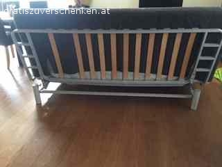 IKEA Bett/Sofa Bedding. Wir haben ein neues Sofa und geben unser altes Ikea Sofa  her.

Es ist aufklappbar zu einem Bett, 200 Länge x65 Sitztiefe x65 Sitzlehne, das Gestell und der Lattenrost sind intakt, der blaue Bezug ist abnehmbar und waschbar. Daher ist er ausgewaschen. Sonst ist das Sofa in einem guten Zustand.

Gegen Selbstabholung kannst du es haben