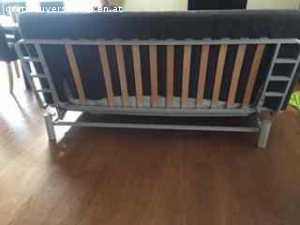 IKEA Bett/Sofa Bedding. Wir haben ein neues Sofa und geben unser altes Ikea Sofa  her.

Es ist aufklappbar zu einem Bett, 200 Länge x65 Sitztiefe x65 Sitzlehne, das Gestell und der Lattenrost sind intakt, der blaue Bezug ist abnehmbar und waschbar. Daher ist er ausgewaschen. Sonst ist das Sofa in einem guten Zustand.

Gegen Selbstabholung kannst du es haben