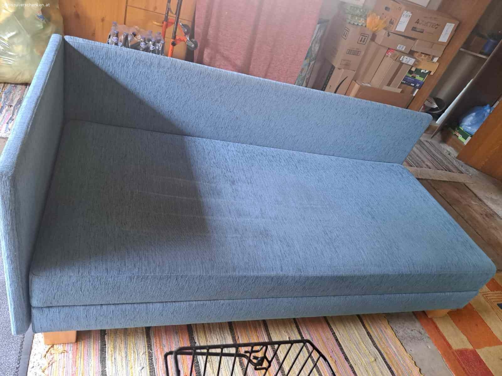 Jokabett zu verschenken. Jokabett gebraucht, Vollholz, stabil, guter Zustand
geringe Gebrauchsspuren, blau, Textilbezug
Maße: 200 x 90 cm
Selbstabholung