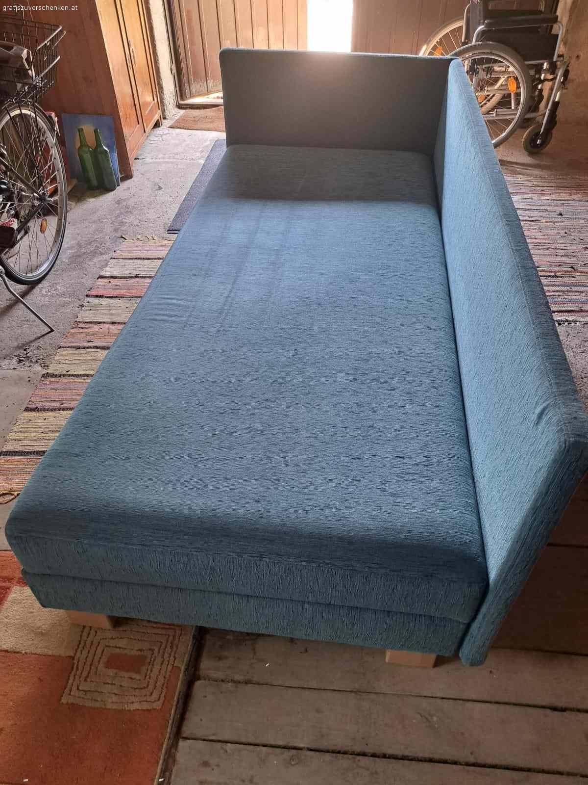 Jokabett zu verschenken. Jokabett gebraucht, Vollholz, stabil, guter Zustand
geringe Gebrauchsspuren, blau, Textilbezug
Maße: 200 x 90 cm
Selbstabholung