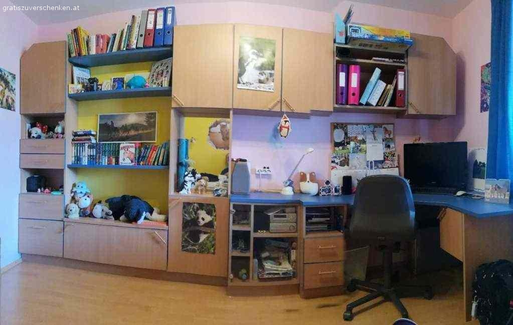 Kinderzimmer / Jugendzimmer inkl. Kleiderschrank. Gegen Selbstabholung (inkl. eigener Demontage) verschenke ich ein komplettes Kinderzimmer / Jugendzimmer. Es handelt sich dabei um Maßmöbel von Peter Max. Alle Möbelstücke wie abgebildet werden verkauft (OHNE Drehstuhl, OHNE Computer und Monitor, alle Möbel OHNE Inhalt, OHNE Dekoration!!!). 

Farbe: Buche mit blauer Umrandung
Maße (in cm) Kleiderschrank: B120 x T60 x H219
Maße (in cm) der Wohnwand:
Gesamtlänge 421cm, Tiefe zwischen 30 und 56cm, Höhe 219cm
Höhe der Tischplatte (Oberkante): 78cm
Breite der Wohnwandelemente (von links nach rechts): 50/100 (Regale)/50cm
Länge der Tischplatte: 221cm, Schenkelmaß sind 116cm
Spiegelelement und Glasfront vollkommen in Ordnung und unbeschädigt.

Die Möbel haben Peter Max Qualität und sind mit entsprechend dicken Holzplatten gefertigt und sind somit sehr stabil. Sie sind größtenteils in einwandfreiem Zustand.
Folgende Mängel/Beschädigungen sind vorhanden: 
* Eine kleine Einkerbung an der Kastentüre (Durchmesser ca. 5mm - kaum sichtbar - siehe Foto). 
* Der Korpus des Oberschranks ganz rechts außen (siehe Foto mit dem roten Pfeil) hat sich leider mit einer ausgelaufenen Flüssigkeit angesaugt und ist daher etwas aufgequollen und wellig. Nach außen hin ist es jedoch nicht sichtbar. Die Front ist ebenfalls unbeschädigt. Dieses Element kann bei Montage aber auch gerne einfach weggelassen werden. 

Selbstabholung sowie eigene Demontage aus Wien 12
Bitte Werkzeug und Transportmittel selbst mitbringen!
Die Möbel müssen bis spätestens Freitag, 4. März 2022 abgeholt werden!

Kein Versand möglich!
Tierloser, Nichtraucher Haushalt.

Privatvergabe, daher keine Gewährleistung sowie keine Rückgabe möglich.