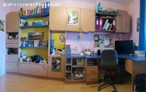 Kinderzimmer / Jugendzimmer inkl. Kleiderschrank. Gegen Selbstabholung (inkl. eigener Demontage) verschenke ich ein komplettes Kinderzimmer / Jugendzimmer. Es handelt sich dabei um Maßmöbel von Peter Max. Alle Möbelstücke wie abgebildet werden verkauft (OHNE Drehstuhl, OHNE Computer und Monitor, alle Möbel OHNE Inhalt, OHNE Dekoration!!!). 

Farbe: Buche mit blauer Umrandung
Maße (in cm) Kleiderschrank: B120 x T60 x H219
Maße (in cm) der Wohnwand:
Gesamtlänge 421cm, Tiefe zwischen 30 und 56cm, Höhe 219cm
Höhe der Tischplatte (Oberkante): 78cm
Breite der Wohnwandelemente (von links nach rechts): 50/100 (Regale)/50cm
Länge der Tischplatte: 221cm, Schenkelmaß sind 116cm
Spiegelelement und Glasfront vollkommen in Ordnung und unbeschädigt.

Die Möbel haben Peter Max Qualität und sind mit entsprechend dicken Holzplatten gefertigt und sind somit sehr stabil. Sie sind größtenteils in einwandfreiem Zustand.
Folgende Mängel/Beschädigungen sind vorhanden: 
* Eine kleine Einkerbung an der Kastentüre (Durchmesser ca. 5mm - kaum sichtbar - siehe Foto). 
* Der Korpus des Oberschranks ganz rechts außen (siehe Foto mit dem roten Pfeil) hat sich leider mit einer ausgelaufenen Flüssigkeit angesaugt und ist daher etwas aufgequollen und wellig. Nach außen hin ist es jedoch nicht sichtbar. Die Front ist ebenfalls unbeschädigt. Dieses Element kann bei Montage aber auch gerne einfach weggelassen werden. 

Selbstabholung sowie eigene Demontage aus Wien 12
Bitte Werkzeug und Transportmittel selbst mitbringen!
Die Möbel müssen bis spätestens Freitag, 4. März 2022 abgeholt werden!

Kein Versand möglich!
Tierloser, Nichtraucher Haushalt.

Privatvergabe, daher keine Gewährleistung sowie keine Rückgabe möglich.