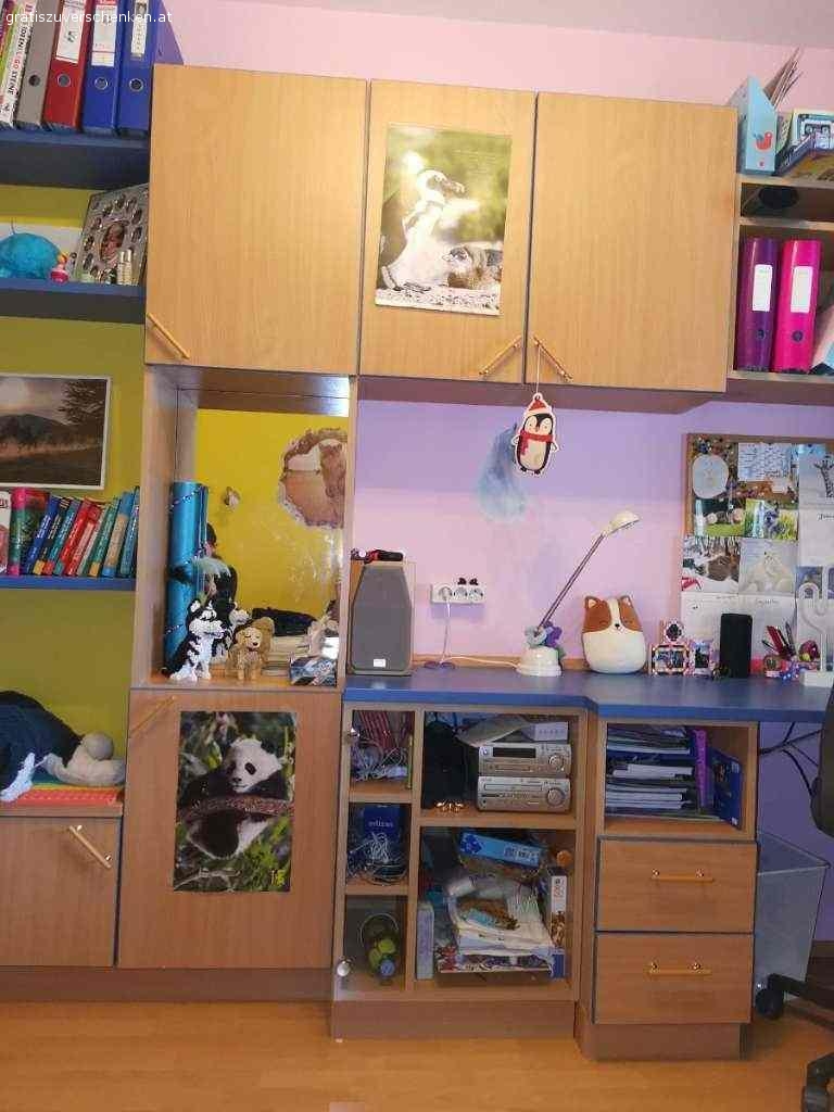 Kinderzimmer / Jugendzimmer inkl. Kleiderschrank. Gegen Selbstabholung (inkl. eigener Demontage) verschenke ich ein komplettes Kinderzimmer / Jugendzimmer. Es handelt sich dabei um Maßmöbel von Peter Max. Alle Möbelstücke wie abgebildet werden verkauft (OHNE Drehstuhl, OHNE Computer und Monitor, alle Möbel OHNE Inhalt, OHNE Dekoration!!!). 

Farbe: Buche mit blauer Umrandung
Maße (in cm) Kleiderschrank: B120 x T60 x H219
Maße (in cm) der Wohnwand:
Gesamtlänge 421cm, Tiefe zwischen 30 und 56cm, Höhe 219cm
Höhe der Tischplatte (Oberkante): 78cm
Breite der Wohnwandelemente (von links nach rechts): 50/100 (Regale)/50cm
Länge der Tischplatte: 221cm, Schenkelmaß sind 116cm
Spiegelelement und Glasfront vollkommen in Ordnung und unbeschädigt.

Die Möbel haben Peter Max Qualität und sind mit entsprechend dicken Holzplatten gefertigt und sind somit sehr stabil. Sie sind größtenteils in einwandfreiem Zustand.
Folgende Mängel/Beschädigungen sind vorhanden: 
* Eine kleine Einkerbung an der Kastentüre (Durchmesser ca. 5mm - kaum sichtbar - siehe Foto). 
* Der Korpus des Oberschranks ganz rechts außen (siehe Foto mit dem roten Pfeil) hat sich leider mit einer ausgelaufenen Flüssigkeit angesaugt und ist daher etwas aufgequollen und wellig. Nach außen hin ist es jedoch nicht sichtbar. Die Front ist ebenfalls unbeschädigt. Dieses Element kann bei Montage aber auch gerne einfach weggelassen werden. 

Selbstabholung sowie eigene Demontage aus Wien 12
Bitte Werkzeug und Transportmittel selbst mitbringen!
Die Möbel müssen bis spätestens Freitag, 4. März 2022 abgeholt werden!

Kein Versand möglich!
Tierloser, Nichtraucher Haushalt.

Privatvergabe, daher keine Gewährleistung sowie keine Rückgabe möglich.