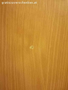 Kinderzimmer / Jugendzimmer inkl. Kleiderschrank. Gegen Selbstabholung (inkl. eigener Demontage) verschenke ich ein komplettes Kinderzimmer / Jugendzimmer. Es handelt sich dabei um Maßmöbel von Peter Max. Alle Möbelstücke wie abgebildet werden verkauft (OHNE Drehstuhl, OHNE Computer und Monitor, alle Möbel OHNE Inhalt, OHNE Dekoration!!!). 

Farbe: Buche mit blauer Umrandung
Maße (in cm) Kleiderschrank: B120 x T60 x H219
Maße (in cm) der Wohnwand:
Gesamtlänge 421cm, Tiefe zwischen 30 und 56cm, Höhe 219cm
Höhe der Tischplatte (Oberkante): 78cm
Breite der Wohnwandelemente (von links nach rechts): 50/100 (Regale)/50cm
Länge der Tischplatte: 221cm, Schenkelmaß sind 116cm
Spiegelelement und Glasfront vollkommen in Ordnung und unbeschädigt.

Die Möbel haben Peter Max Qualität und sind mit entsprechend dicken Holzplatten gefertigt und sind somit sehr stabil. Sie sind größtenteils in einwandfreiem Zustand.
Folgende Mängel/Beschädigungen sind vorhanden: 
* Eine kleine Einkerbung an der Kastentüre (Durchmesser ca. 5mm - kaum sichtbar - siehe Foto). 
* Der Korpus des Oberschranks ganz rechts außen (siehe Foto mit dem roten Pfeil) hat sich leider mit einer ausgelaufenen Flüssigkeit angesaugt und ist daher etwas aufgequollen und wellig. Nach außen hin ist es jedoch nicht sichtbar. Die Front ist ebenfalls unbeschädigt. Dieses Element kann bei Montage aber auch gerne einfach weggelassen werden. 

Selbstabholung sowie eigene Demontage aus Wien 12
Bitte Werkzeug und Transportmittel selbst mitbringen!
Die Möbel müssen bis spätestens Freitag, 4. März 2022 abgeholt werden!

Kein Versand möglich!
Tierloser, Nichtraucher Haushalt.

Privatvergabe, daher keine Gewährleistung sowie keine Rückgabe möglich.