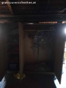 Kleiderschrank. Großer alter Kleiderschrank. Spiegel and der Tür. 

Maße: 177X182X57