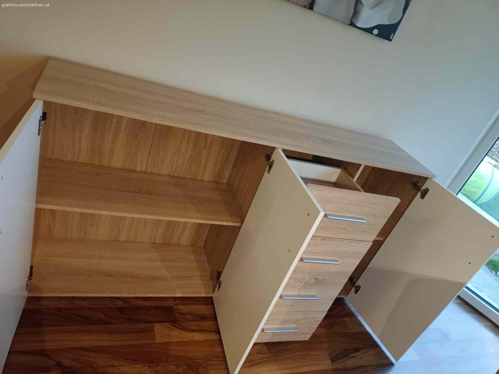 Kommode Sideboard Anrichte. Größe:

175,7 cm x 38,5 cm x 93,5 cm

Am letzten Foto sieht man einen kleinen Schönheitsfleck. Er fällt aber kaum auf. Abholung vom Erdgeschoss