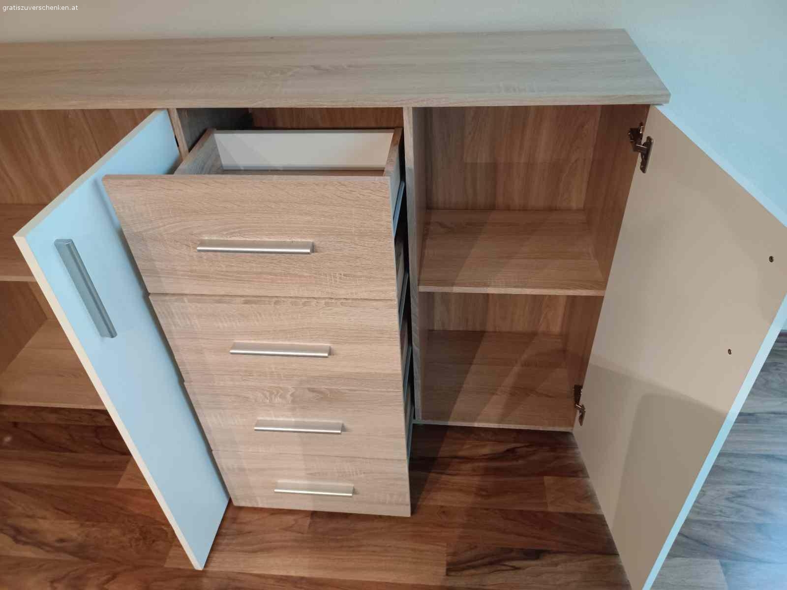 Kommode Sideboard Anrichte. Größe:

175,7 cm x 38,5 cm x 93,5 cm

Am letzten Foto sieht man einen kleinen Schönheitsfleck. Er fällt aber kaum auf. Abholung vom Erdgeschoss