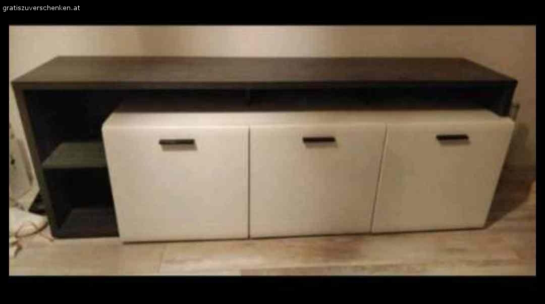 Kommode. Top Kommode, wunderschön, viel Platz, elegantes Design.  geschenkt? NP war 290 und das auf Sale.

Mit Beleuchtung. L 177, B 37 cm