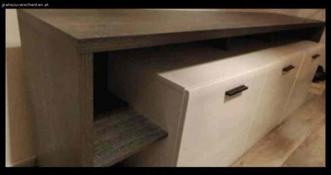 Kommode. Top Kommode, wunderschön, viel Platz, elegantes Design.  geschenkt? NP war 290 und das auf Sale.

Mit Beleuchtung. L 177, B 37 cm