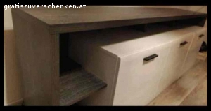 Kommode. Top Kommode, wunderschön, viel Platz, elegantes Design.  geschenkt? NP war 290 und das auf Sale.

Mit Beleuchtung. L 177, B 37 cm