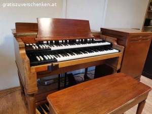 Kostenlose Hammond B3 / Leslie 122. Wegen Umzug abzugeben. Wunderschöne B3 und Leslie, ein hochwertiges Vintage-Modell 122. Sehr gut erhalten und in perfektem Zustand. Das Holz ist fast poliert. Hergestellt in den USA um 1963. Ausgestattet mit einem hochwertigen Frequenzumsetzer und Transformator. Vorverstärker mit Neuteilen. Scanner, Zugriegel und Omnibus-Streifen gereinigt. Alle Kontakte sind vorhanden. Tadelloser Zustand. Frequenzfilter der zweiten Generation. Warmer und angenehmer Klang mit guten Höhen. Sehr schönes Gehäuse.