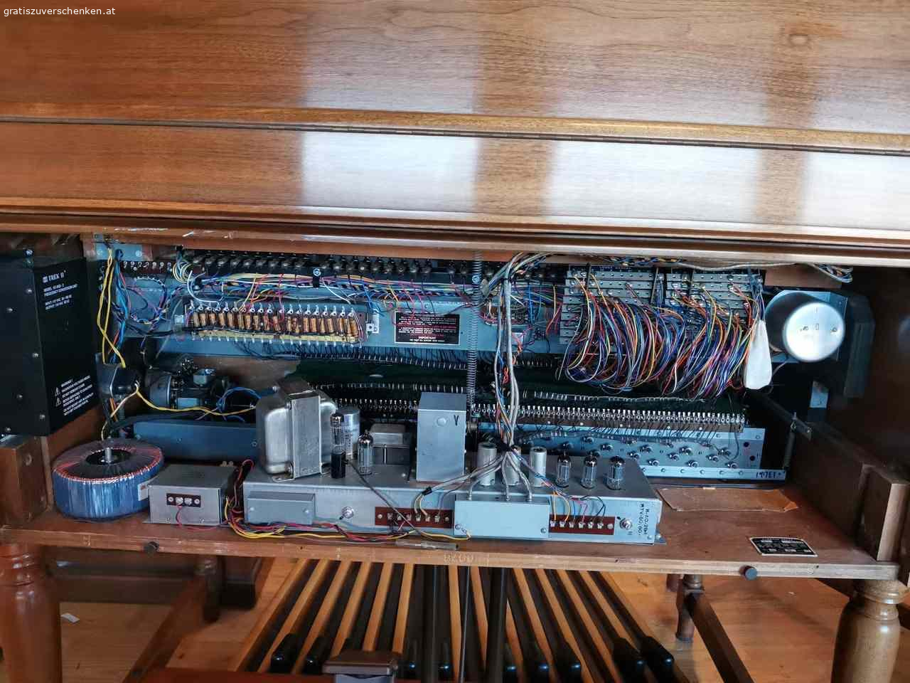 Kostenlose Hammond B3 / Leslie 122. Wegen Umzug abzugeben. Wunderschöne B3 und Leslie, ein hochwertiges Vintage-Modell 122. Sehr gut erhalten und in perfektem Zustand. Das Holz ist fast poliert. Hergestellt in den USA um 1963. Ausgestattet mit einem hochwertigen Frequenzumsetzer und Transformator. Vorverstärker mit Neuteilen. Scanner, Zugriegel und Omnibus-Streifen gereinigt. Alle Kontakte sind vorhanden. Tadelloser Zustand. Frequenzfilter der zweiten Generation. Warmer und angenehmer Klang mit guten Höhen. Sehr schönes Gehäuse.
