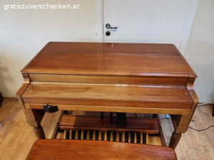 Kostenlose Hammond B3 / Leslie 122. Wegen Umzug abzugeben. Wunderschöne B3 und Leslie, ein hochwertiges Vintage-Modell 122. Sehr gut erhalten und in perfektem Zustand. Das Holz ist fast poliert. Hergestellt in den USA um 1963. Ausgestattet mit einem hochwertigen Frequenzumsetzer und Transformator. Vorverstärker mit Neuteilen. Scanner, Zugriegel und Omnibus-Streifen gereinigt. Alle Kontakte sind vorhanden. Tadelloser Zustand. Frequenzfilter der zweiten Generation. Warmer und angenehmer Klang mit guten Höhen. Sehr schönes Gehäuse.