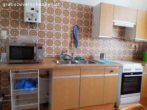 Küche gegen Selbstabholung zu verschenken. Küche inkl. funktionierenden Kühlschrank, Esstisch und Eckbank komplett gegen Selbstabholung kostenlos abzugeben. 
Herd ist nicht inbegriffen!
Abholung Fr, 1.7.2022, zwischen 9.00 - 14.00 Uhr.