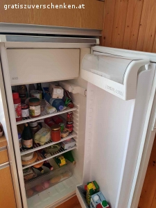 Küche gegen Selbstabholung zu verschenken. Küche inkl. funktionierenden Kühlschrank, Esstisch und Eckbank komplett gegen Selbstabholung kostenlos abzugeben. 
Herd ist nicht inbegriffen!
Abholung Fr, 1.7.2022, zwischen 9.00 - 14.00 Uhr.