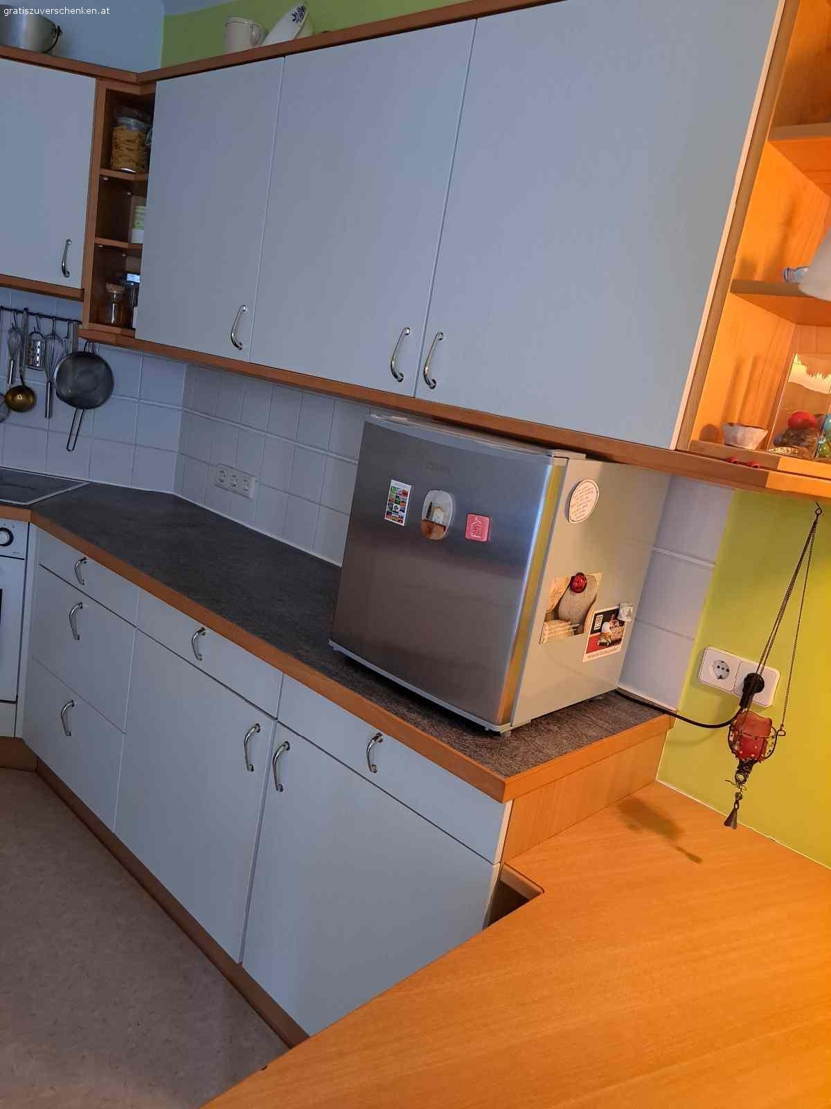 Küche. Sehr gut erhaltene zweiseitige Küche mit Essplatz abzugeben.