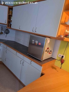 Küche. Sehr gut erhaltene zweiseitige Küche mit Essplatz abzugeben.