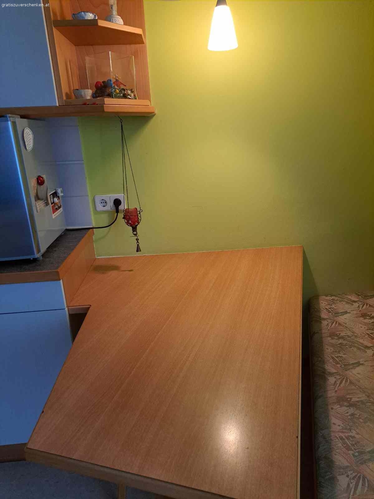 Küche. Sehr gut erhaltene zweiseitige Küche mit Essplatz abzugeben.