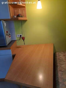 Küche. Sehr gut erhaltene zweiseitige Küche mit Essplatz abzugeben.