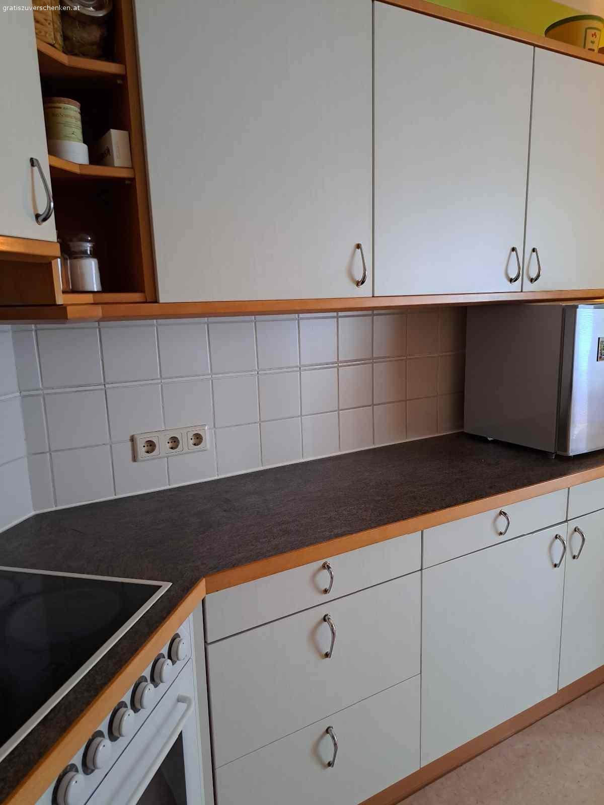 Küche. Sehr gut erhaltene zweiseitige Küche mit Essplatz abzugeben.