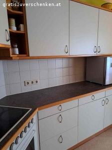 Küche. Sehr gut erhaltene zweiseitige Küche mit Essplatz abzugeben.