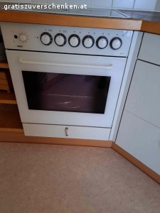 Küche. Sehr gut erhaltene zweiseitige Küche mit Essplatz abzugeben.