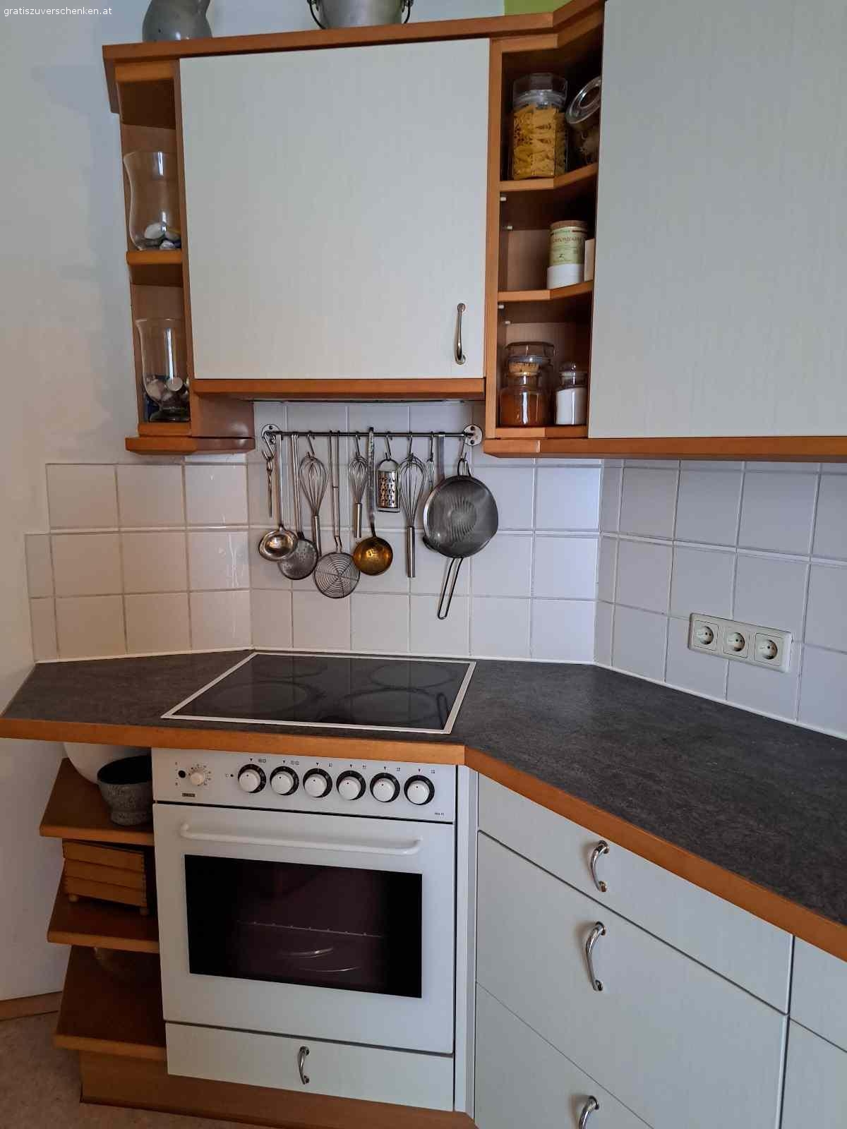 Küche. Sehr gut erhaltene zweiseitige Küche mit Essplatz abzugeben.