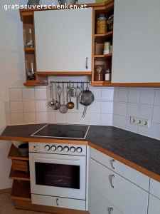 Küche. Sehr gut erhaltene zweiseitige Küche mit Essplatz abzugeben.