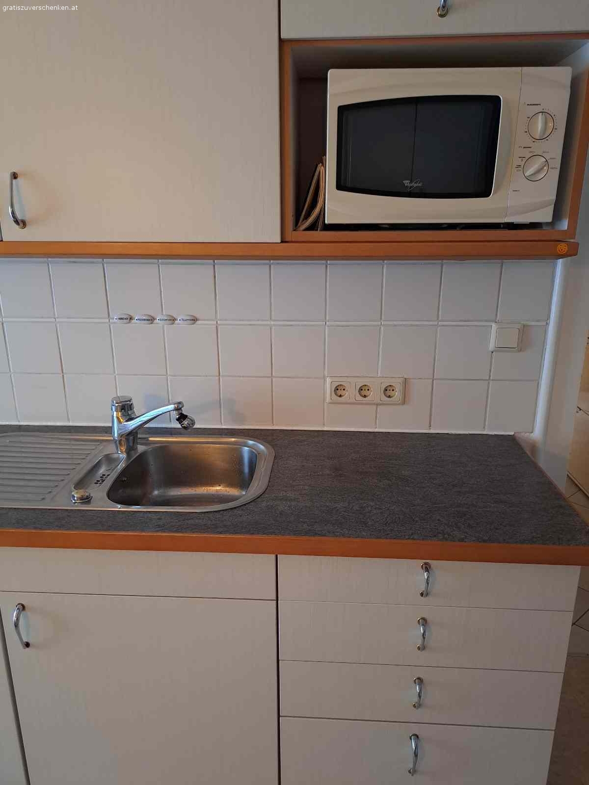 Küche. Sehr gut erhaltene zweiseitige Küche mit Essplatz abzugeben.