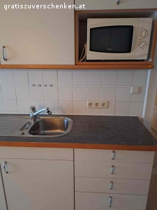 Küche. Sehr gut erhaltene zweiseitige Küche mit Essplatz abzugeben.