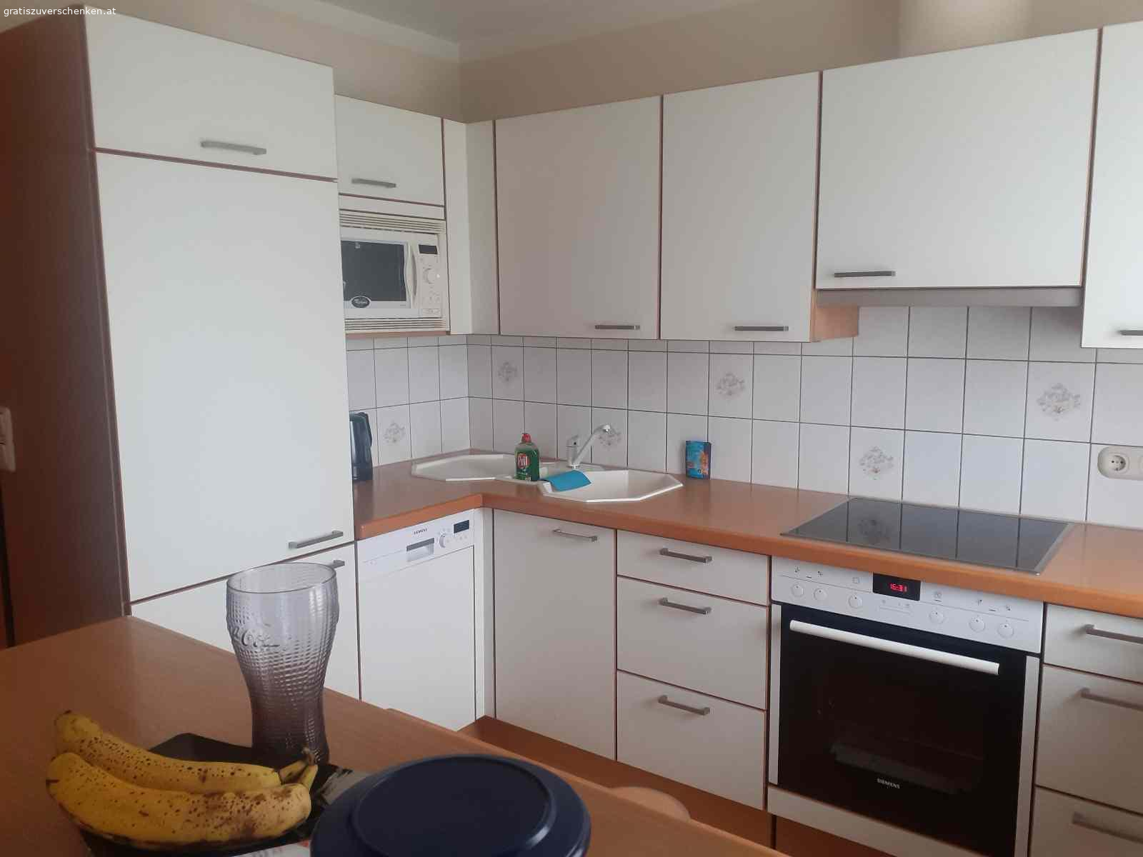 Küche. Küche ab 22.4.2024 zu vergeben, Selbstabbau und Abholung

Links 165cm, Mitte 290cm, rechts ca. 220cm, Bar ca. 140cm
Alle E-Geräte (Siemens) funktionstüchtig