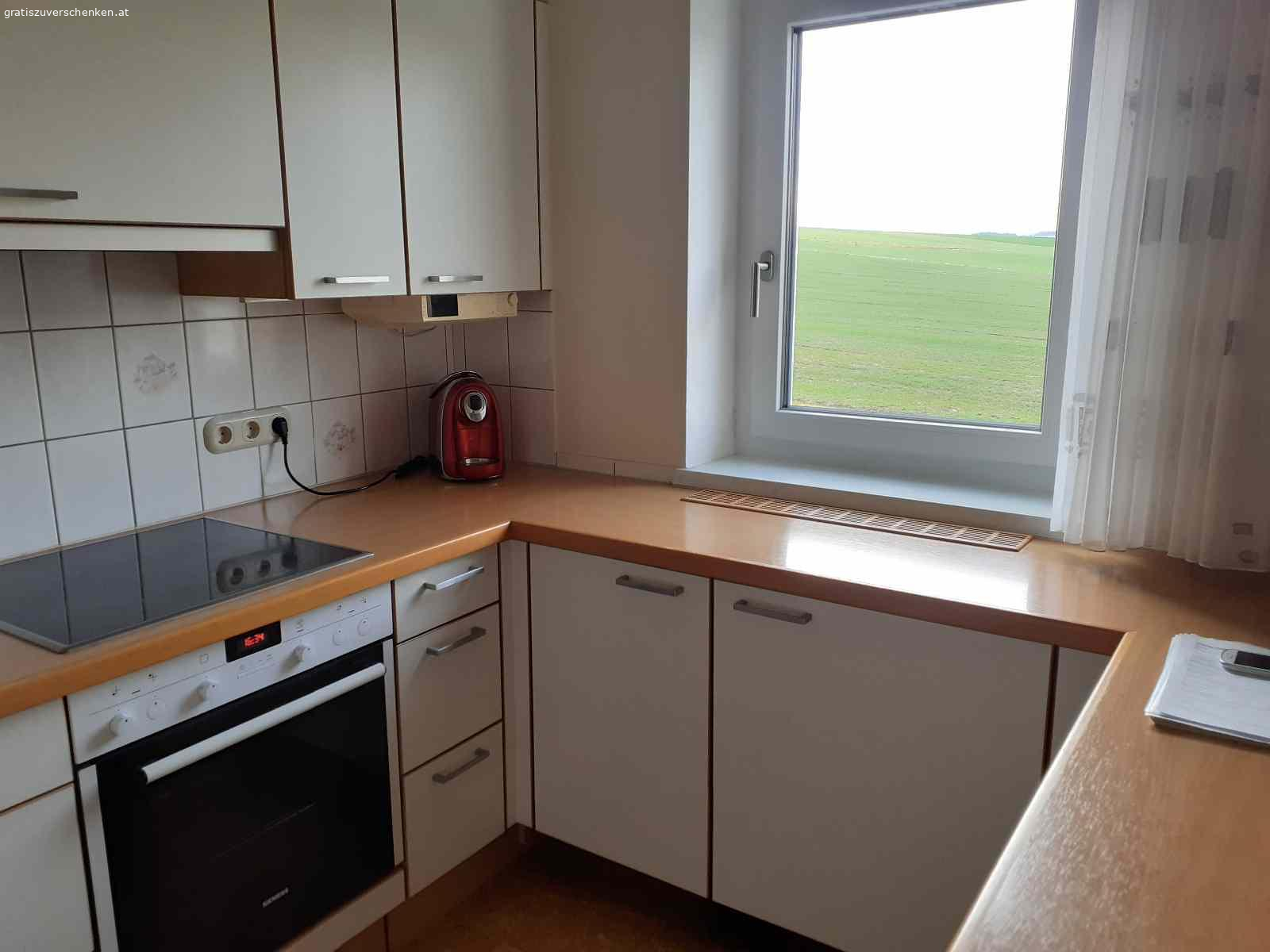 Küche. Küche ab 22.4.2024 zu vergeben, Selbstabbau und Abholung

Links 165cm, Mitte 290cm, rechts ca. 220cm, Bar ca. 140cm
Alle E-Geräte (Siemens) funktionstüchtig