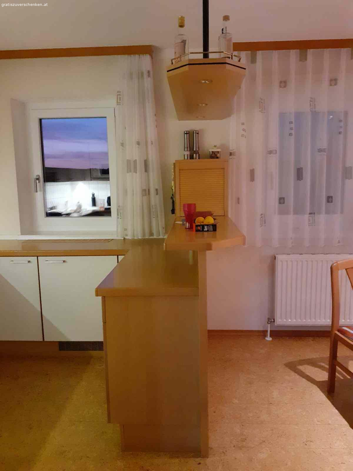 Küche. Küche ab 22.4.2024 zu vergeben, Selbstabbau und Abholung

Links 165cm, Mitte 290cm, rechts ca. 220cm, Bar ca. 140cm
Alle E-Geräte (Siemens) funktionstüchtig