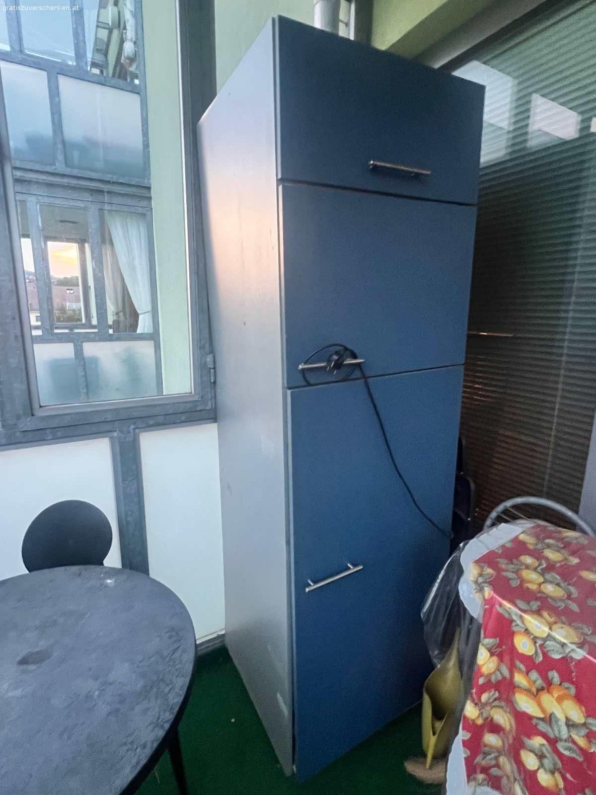 Kühlschrank. Kühlschrank zu verschenken, stand seit 2 Jahren auf der Terrasse.