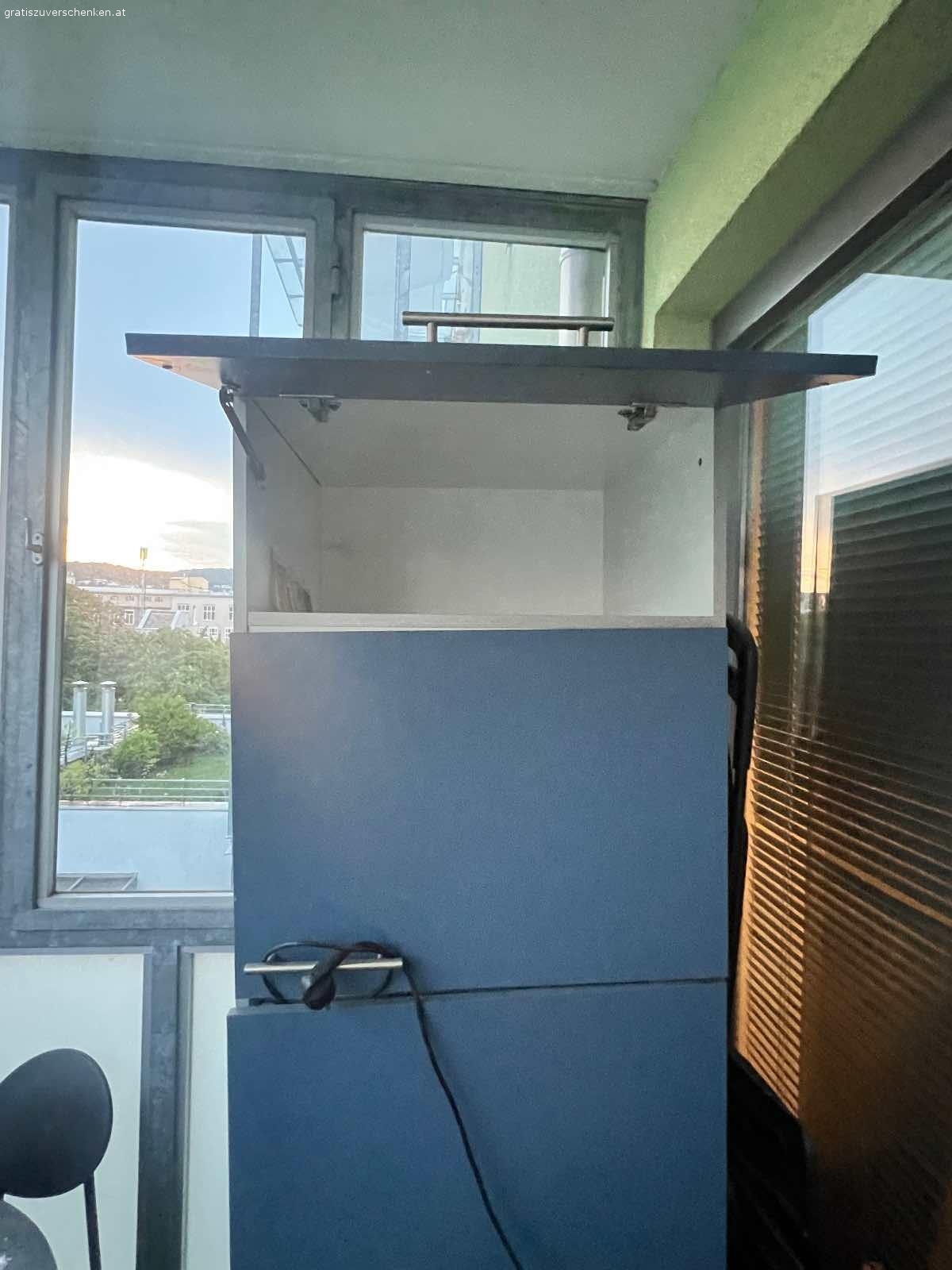 Kühlschrank. Kühlschrank zu verschenken, stand seit 2 Jahren auf der Terrasse.