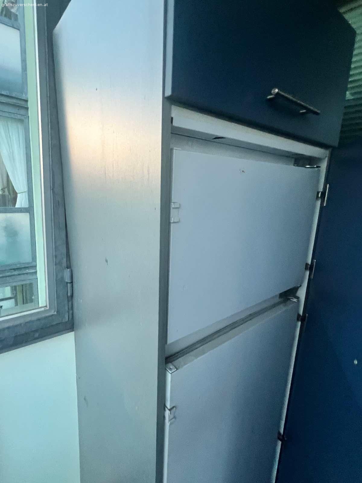 Kühlschrank. Kühlschrank zu verschenken, stand seit 2 Jahren auf der Terrasse.